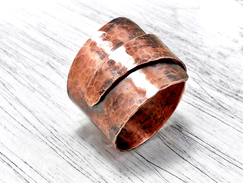 Anillo de banda de cobre llamativo anillo de cobre oxidado asimétricamente hecho a mano imagen 1