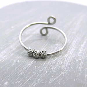 Fidget-Ring - Anti-Stress-Ring aus Edelstahl mit 3 beweglichen Perlen Anxiety Ring Entspannungsring zierlicher Stapelring Geschenk unisex