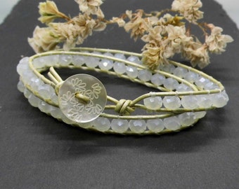 Pulsera cruzada con cuentas de cristal - ópalo blanco-crema metalizado - cierre de botones con estampado de flores - pulsera cruzada de cuero - regalo unisex