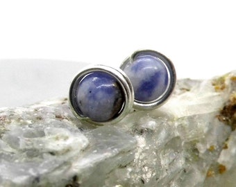 Mini aretes de sodalita de plata 935, aretes de piedras preciosas de sodalita hechos a mano, delicadas joyas de piedras preciosas de plata azul