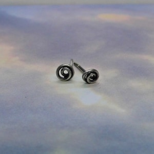 Ohrstecker Mini Spirale 935 Silber hell oder antik oxidiert Zweitohrstecker silber Spiral Ohrstecker silber-grau Unisex Geschenk Bild 7