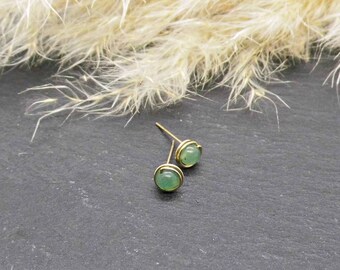 Mini aventurine stud earrings in 935 silver/goldfilled • small gemstone stud earrings green • pearl stud earrings green - silver/gold