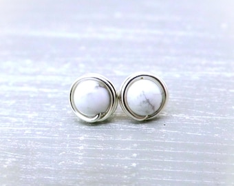 Mini pendientes de howlita blanco plata 935, pendientes pequeños de gema plata, cuentas de howlita blanco-gris de 4 mm