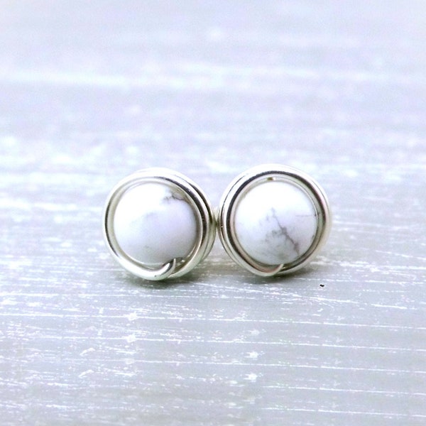 Mini clous d'oreilles en howlite blanc argent 935, petits clous d'oreilles en pierre gemme argent, perles en pierre gemme blanc-gris de 4 mm howlite