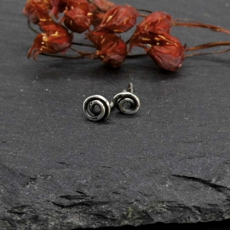 Ohrstecker Mini Spirale 935 Silber hell oder antik oxidiert Zweitohrstecker silber Spiral Ohrstecker silber-grau Unisex Geschenk antik Silber