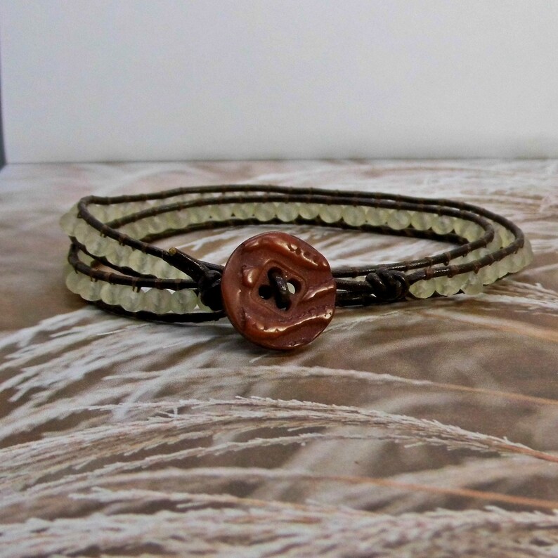 Leder-Wickelarmband mit facettierten Perlen braun-beige brauner Knopfverschluss Leder wrap Armband braun-sandfarben Länge: 34,5cm Bild 3