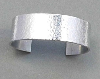 Brazalete ancho de aluminio martillado plateado, brazalete de plata, puño, personalizable, hecho a mano