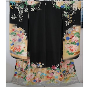 Antiker Hochzeitskimono FURISODE aus Chirimen Seide – Handgefertigtes Meisterwerk der Taisho-Ära mit luxuriösen Stickereie