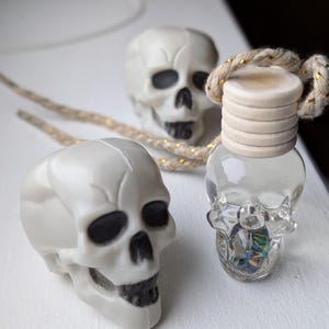 Totenkopf Auto Diffusor: Gruseliger hängender Lufterfrischer - Gruseliger Auto Dekor Horror Stocking Stuffer