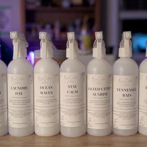Puede incluir: Siete botellas de spray de plástico blanco con boquillas de gatillo blancas, cada una con una etiqueta con el nombre de la marca Boss Custom Creations y nombres de aromas únicos: Spooky Summer, Laundry Day, Ocean Waves, Stay Calm, Salted Citrus Sunrise, Tennessee Rain y Pumpkin Chai.