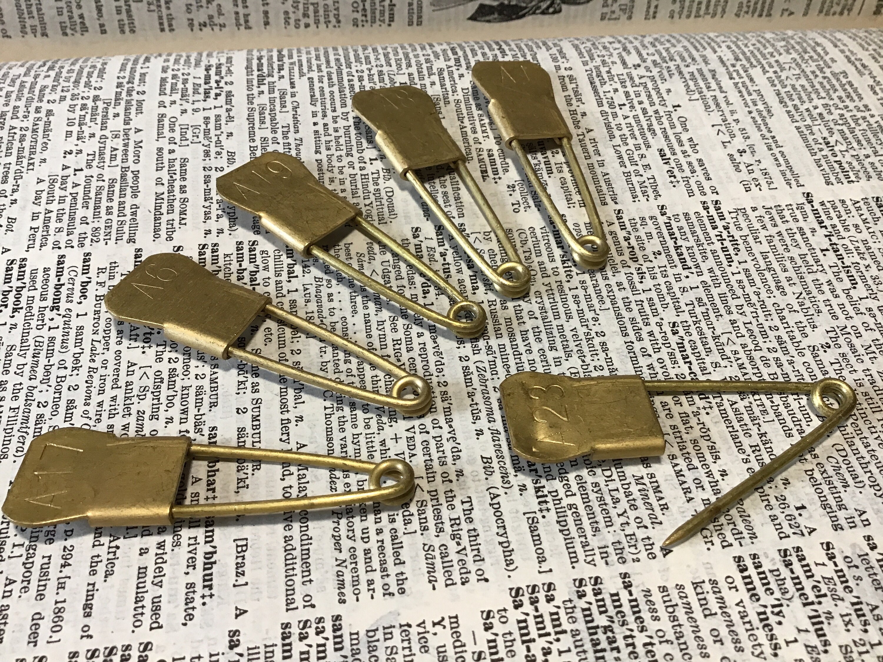 1000's Vintage Pins. Metal Advertising Pins From the 1960s. No Tin and  Plastic Pins, Only Metal Pins, Including Better Ones. 