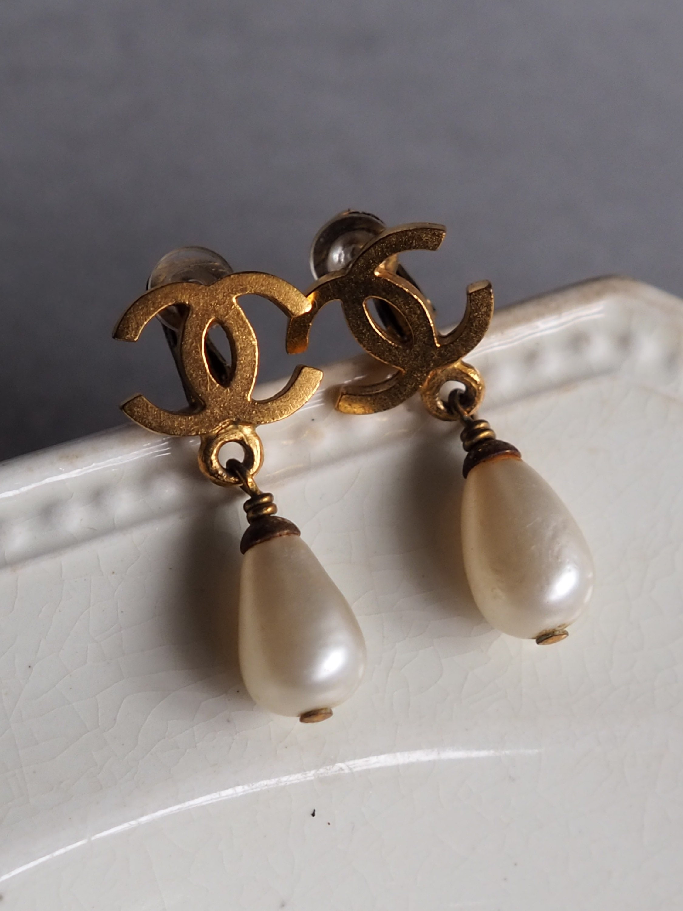 Chanel CC Gold Simulated Glass Pearl Dangle Large Clip On Earrings