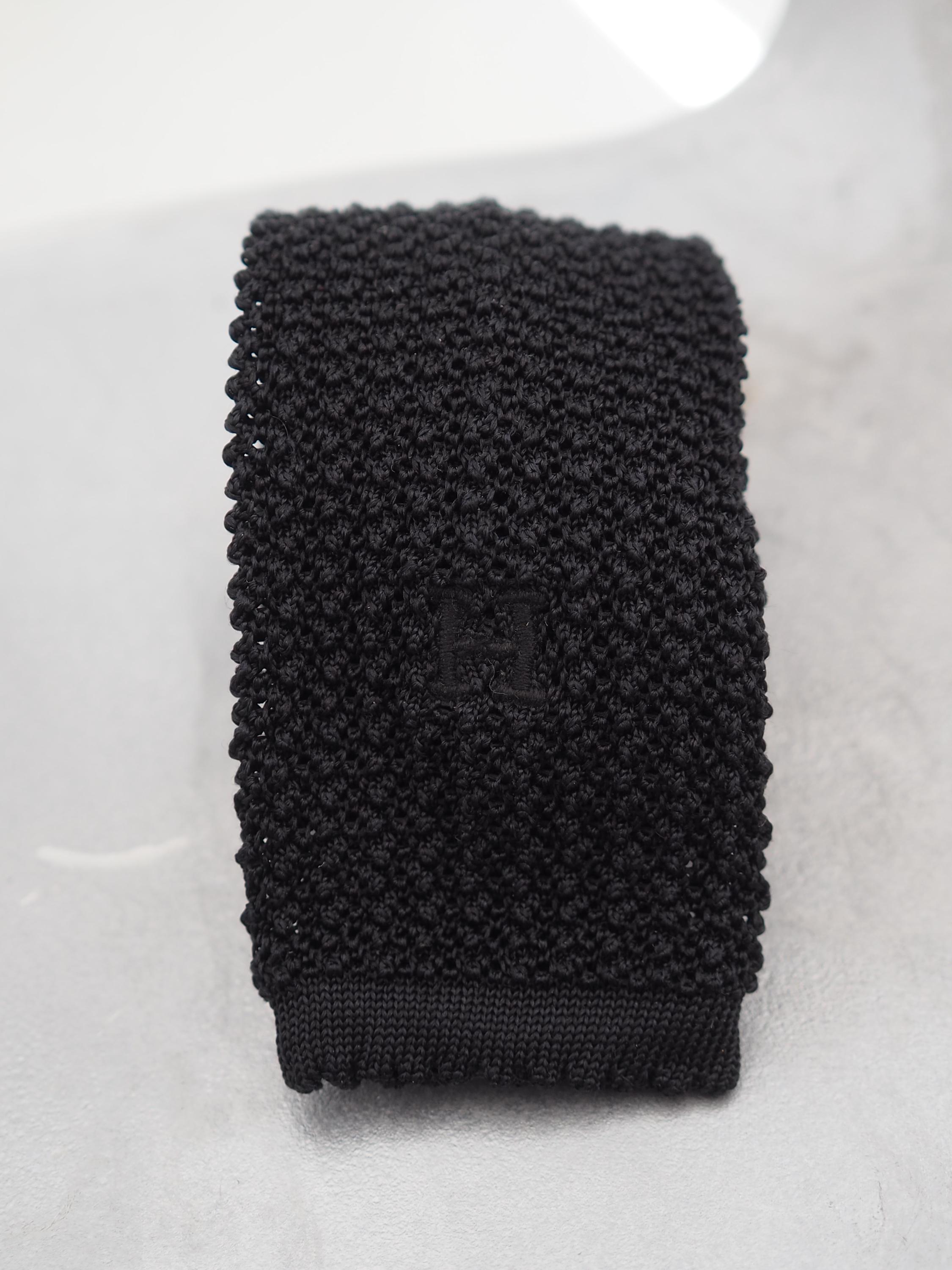 HELMES エルメス シルクニットタイ 黒 シルクニットタイ 6 cm 《ユニ》 - ブラック | Hermès - エルメス-公式