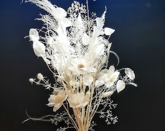 Ramo de flores secas blanqueadas: decoración otoñal para bodas de estilo bohemio.