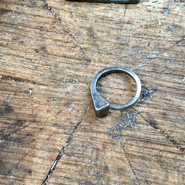 Bague de maréchal-ferrant forgée à partir d'un clou de fer à cheval