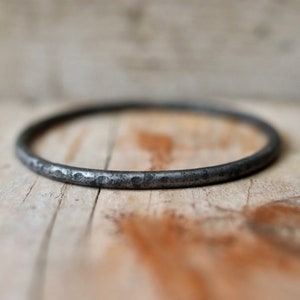 Delicada pulsera de hierro