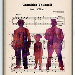 以下が含まれることがあります： ミュージカル「オリバー！」の曲「コンシダー・ユアセルフ」の楽譜の水彩画プリント。楽譜には、紫、ピンク、青の3人のシルエットが描かれています。