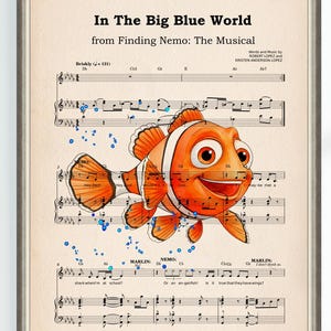 Può includere: Stampa incorniciata con spartito musicale e un'illustrazione di pesce pagliaccio dei cartoni animati. Il pesce è arancione e bianco, con il titolo "In The Big Blue World" da Finding Nemo: The Musical. Lo sfondo ha una trama di carta vintage.