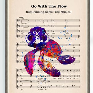 Può includere: Stampa incorniciata con una colorata illustrazione ad acquerello di una tartaruga su spartiti musicali. La tartaruga è raffigurata in tonalità viola, rosa e arancione con accenti blu. Il testo "Go With The Flow" e "from Finding Nemo: The Musical" è in alto.