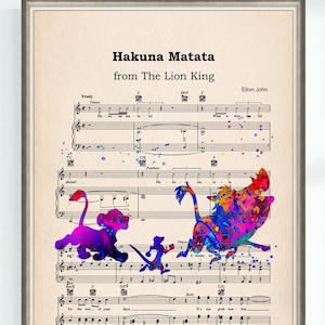 Op de afbeelding: Een aquarel-illustratie van Simba, Timon en Pumbaa uit Disney's The Lion King, gesuperponeerd op een vintage bladmuziekpartituur voor het lied "Hakuna Matata".