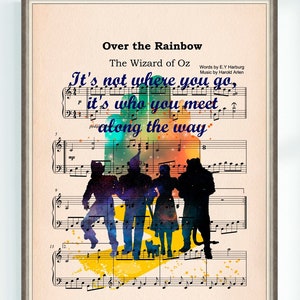 Pode incluir: Uma ilustração em aquarela dos personagens do Mágico de Oz em pé em uma partitura com a letra de "Over the Rainbow" impressa nela. A letra diz "Não é para onde você vai, mas quem você conhece no caminho."
