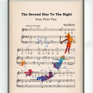 Peut inclure: Une impression aquarelle de la partition de "The Second Star To The Right" de Peter Pan. La musique est imprimée sur un fond crème avec une silhouette colorée de Peter Pan et de la fée Clochette en train de voler.