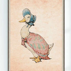 Pode incluir: Uma ilustração vintage de um pato branco usando um chapéu azul e um vestido rosa floral. O pato está em pé sobre um fundo pêssego claro.
