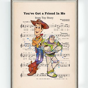 Op de afbeelding: Een vintage-stijl bladmuziekprint met Woody en Buzz Lightyear uit de film Toy Story. De bladmuziek is voor het lied "You've Got a Friend in Me".
