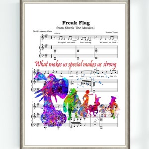 Może przedstawiać: Aquarela przedstawiająca postacie z musicalu Shrek, w tym Shreka, Fionę, Osła i Kota w Butach, nałożona na nuty do piosenki "Freak Flag" z musicalu. Tekst "What makes us special makes us strong" jest wydrukowany na górze nut czerwonym kolorem.