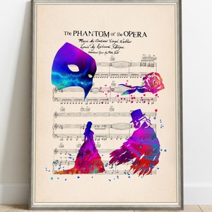 Può includere: Stampa incorniciata di spartiti musicali con illustrazioni ad acquerello da "Il Fantasma dell'Opera". Presenta una maschera, una rosa e sagome di personaggi dai colori vivaci. Il titolo e i crediti sono in alto.