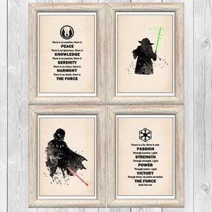 Puede incluir: Cuatro impresiones enmarcadas con siluetas en blanco y negro de personajes de Star Wars y citas. Las impresiones presentan a Yoda, Darth Vader y el símbolo del Imperio. Las citas tratan sobre la paz, el conocimiento, la serenidad, la armonía, la pasión, la fuerza, el poder, la victoria y la Fuerza.