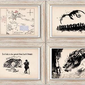 Puede incluir: Un conjunto de cuatro impresiones enmarcadas con ilustraciones en blanco y negro de novelas de fantasía populares. La impresión superior izquierda muestra un mapa con el texto "The Shire" y "The Old Forest". La impresión superior derecha muestra un dragón volando sobre un grupo de personas. La impresión inferior izquierda muestra una madriguera de hobbit con el texto "In a hole in the ground there lived a hobbit". La impresión inferior derecha muestra la cabeza de un dragón.