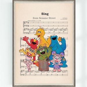Op de afbeelding: Een vintage-stijl bladmuziekprint met de Sesamstraat-personages Big Bird, Cookie Monster, Elmo, Oscar the Grouch, Abby Cadabby en Bert. De bladmuziek is voor het lied "Sing" van Sesamstraat. De tekst "Sing from Sesame Street" staat bovenaan de bladmuziek. De tekst "Joe Raposo arr. Aja Lawson" staat rechtsboven op de bladmuziek.