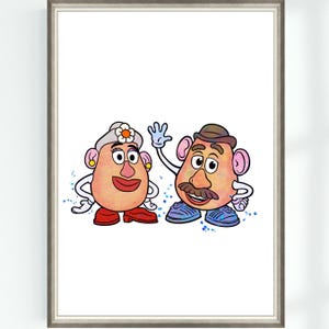 Può includere: Stampa incorniciata con i personaggi dei cartoni animati Mr. e Mrs. Potato Head. Mrs. Potato Head indossa un fiore tra i capelli e orecchini. Mr. Potato Head ha baffi e cappello. Entrambi sorridono e hanno braccia e gambe.
