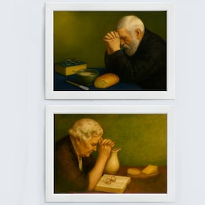 Op de afbeelding: Twee ingelijste schilderijen tonen oudere mensen die bidden met gevouwen handen. Het bovenste schilderij toont een man met een witte baard, een brood en een kom. Het onderste schilderij toont een vrouw met een kan en een boek.