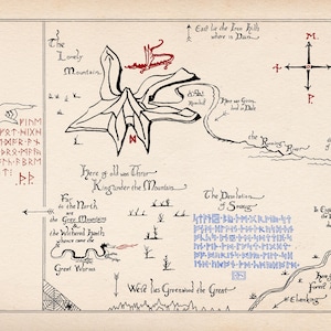 Puede incluir: Un mapa detallado con ilustraciones y texto dibujados a mano, que presenta una montaña, un río y una rosa de los vientos. El mapa incluye texto en inglés y una escritura, con tinta roja y negra sobre un fondo color pergamino.