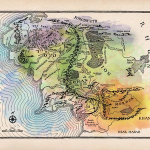 Puede incluir: Un mapa colorido de la Tierra Media, con regiones como Rohan y Mordor. El mapa tiene una estética vintage con lavados de color acuarela y características geográficas detalladas. El texto incluye nombres de lugares y una rosa de los vientos.