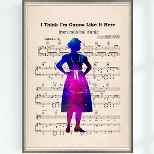 Peut inclure: Une silhouette aquarelle d'Annie de la comédie musicale Annie, debout, les mains sur les hanches, devant la partition de la chanson "I Think I'm Gonna Like It Here".