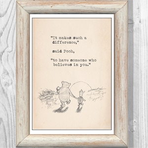 Pode incluir: Uma ilustração em preto e branco de Winnie the Pooh e Porquinho caminhando de mãos dadas. A citação "Faz tanta diferença", disse Pooh, "ter alguém que acredita em você." está impressa em uma fonte de máquina de escrever.