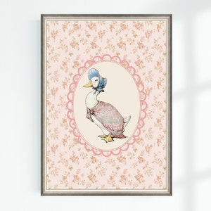 Puede incluir: Una impresión floral rosa y blanca con una ilustración enmarcada de un pato con un gorro azul y un vestido rosa.