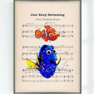 Può includere: Stampa incorniciata con Nemo e Dory di Finding Nemo, ambientata su uno sfondo di spartiti musicali. Il testo "Just Keep Swimming" è visualizzato in alto. L'opera d'arte include illustrazioni colorate dei personaggi.