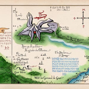 Puede incluir: Mapa dibujado a mano con temática fantástica, que representa una montaña, un río y varios elementos textuales. El mapa incluye una rosa de los vientos, runas y las palabras "The Lonely Mountain". La paleta de colores incluye verde, azul y beige.
