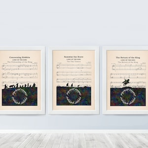 Op de afbeelding: Drie ingelijste prints van bladmuziek met silhouetten van personages uit The Lord of the Rings. De eerste print bevat de tekst "Concerning Hobbits" en "The Fellowship of the Ring". De tweede print bevat de tekst "Samwise the Brave" en "The Two Towers". De derde print bevat de tekst "The Return of the King".