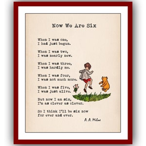 Può includere: Un'illustrazione vintage di Winnie the Pooh con una poesia intitolata "Now We Are Six" di A.A. Milne. La poesia descrive le fasi della crescita dall'età di un anno a sei anni. L'illustrazione mostra Winnie the Pooh e un bambino che camminano in un campo.