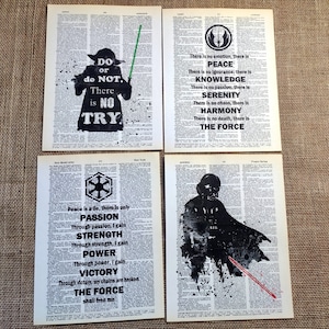 Könnte beinhalten: Vier Schwarzweißdrucke von Star Wars-Charakteren und Zitaten auf weißem Hintergrund. Die Drucke zeigen Yoda, Darth Vader und das Symbol der Rebellenallianz. Die Zitate stammen aus den Star Wars-Filmen.