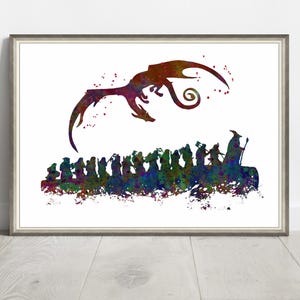 Puede incluir: Una pintura de acuarela de un dragón volando sobre un grupo de personas. El dragón es rojo, naranja y amarillo, y las personas son siluetas negras. El fondo es blanco.