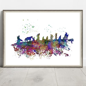 Puede incluir: Una pintura de acuarela de un grupo de figuras caminando en línea, con un caballo y un perro. Las figuras están silueteados contra un fondo de salpicaduras de acuarela de colores.