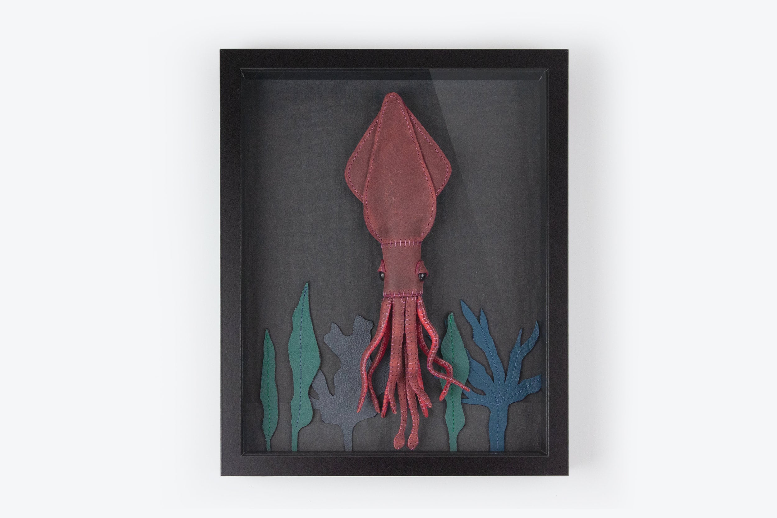 Calmar Rouge en Cuir Fait à La Main Dans Une Boîte d'ombre