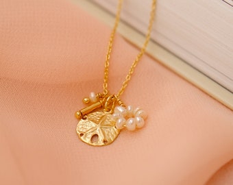 Collier "Ysalis" - perle de culture, doré à l'or fin - médaille sand dollar - collier à breloques/charms - bijou de plage - cadeau pour elle
