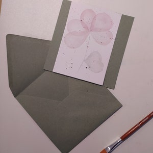 Biglietto d'auguri in carta kraft verde, dipinto a mano con acquerelli, personalizzabile. Handmade watercolor greeting card, customizable.